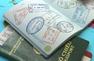 Hồ sơ gia hạn visa cho người nước ngoài. Ảnh: Internet.